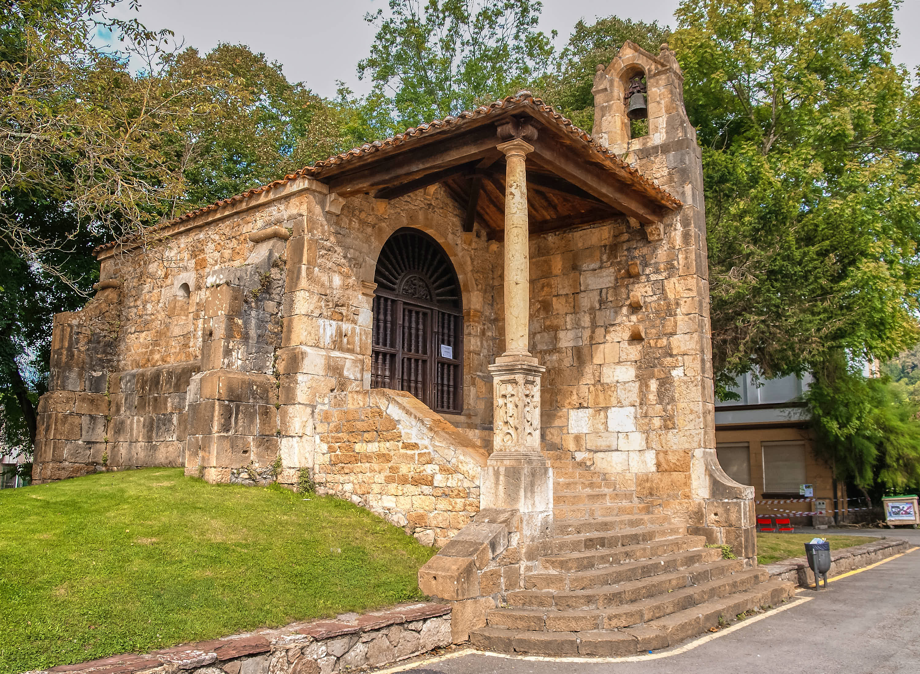 ermita de santa cruz de cangas de onis